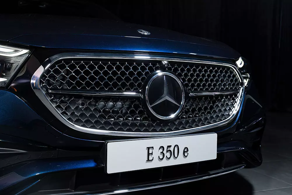 Mercedes-Benz E 350 e được trang bị lưới tản nhiệt c&oacute; viền ph&aacute;t s&aacute;ng