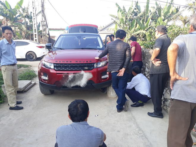 Range Rover Evoque gặp nạn do người điều khiển xe thiếu quan s&aacute;t khi v&agrave;o đường l&agrave;ng