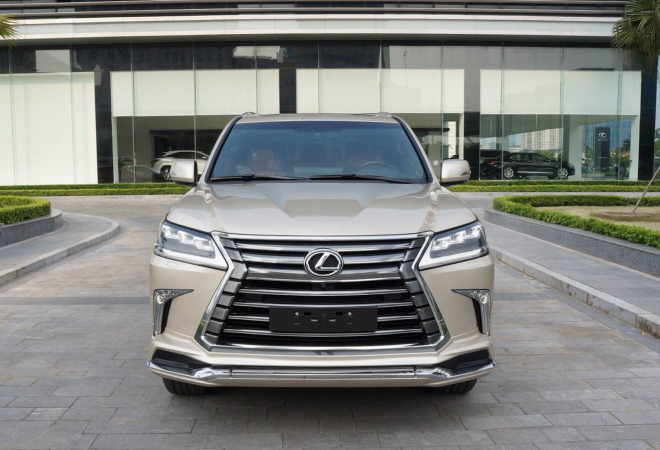 Mặt ca-lăng đầy đặn, hầm hố với các đường nét thiết kế chỉ có ở Lexus