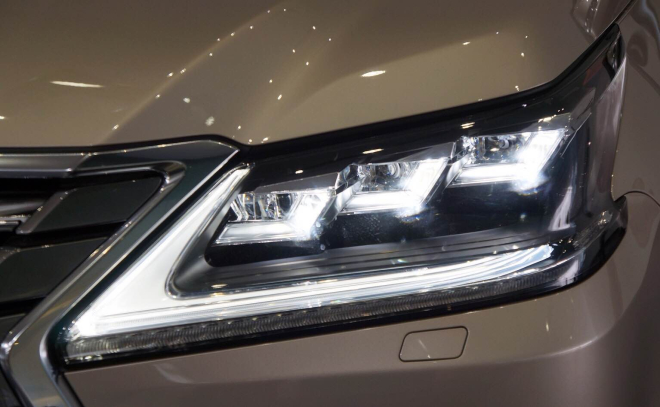 Thiết kế đèn pha 3 bóng LED cùng dải đèn LED định vị ban ngày đặc trưng của thương hiệu xe sang Nhật Bản đang được áp dụng mạnh mẽ trong thời gian gần đây