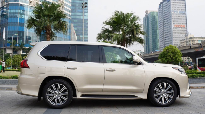 Lexus LX 570 được trang bị bộ mâm hợp kim kích cỡ 20 inch có thiết kế 10 chấu khỏe khoắn
