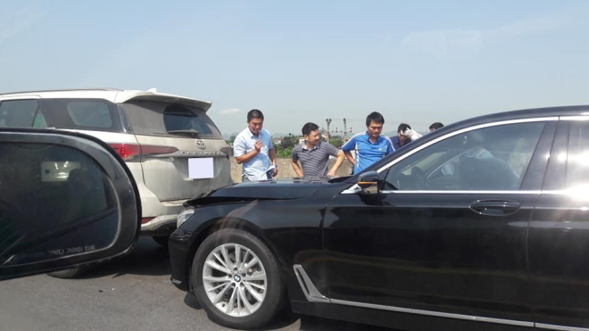 T&ocirc;ng xe d&acirc;y chuyền, BMW 7-Series bị kẹp giữa Toyota Fortuner v&agrave; Toyota Innova