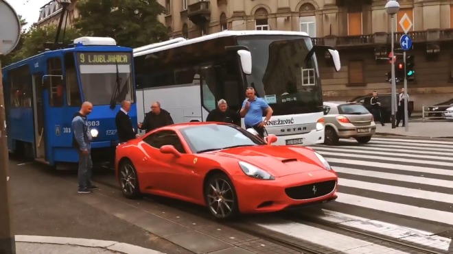 Chuyện hy hữu, si&ecirc;u xe Ferrari California hết xăng tr&ecirc;n đường g&acirc;y &ugrave;n tắc giao th&ocirc;ng