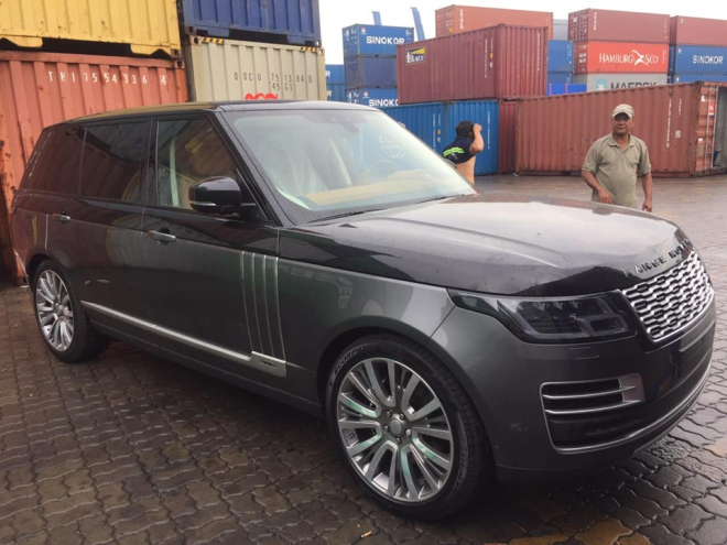 Range Rover SVAutobiography 2019 ở H&agrave; Nam l&uacute;c mới về nước