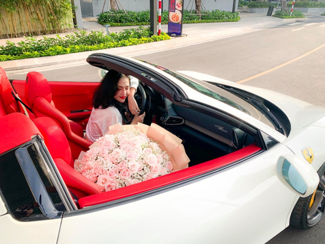 C&ocirc; g&aacute;i trẻ hạnh ph&uacute;c c&ugrave;ng si&ecirc;u xe Ferrari 458 Spider trong ng&agrave;y nhận b&agrave;n giao