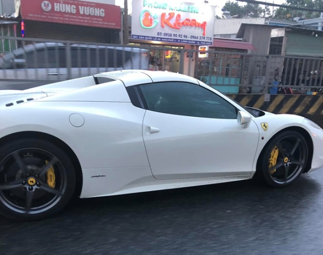 C&ocirc; g&aacute;i l&aacute;i chiếc Ferrari 458 Spider tr&ecirc;n Quốc lộ 1K để sang nh&agrave; b&agrave; ngoại