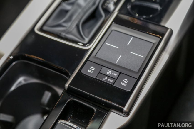 Touchpad nằm cạnh cần số trên cụm điều khiển trung tâm Touchpad nằm cạnh cần số trên cụm điều khiển trung tâm