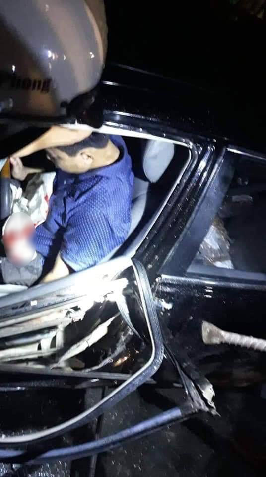 &Ocirc;ng Nguy&ecirc;n bất tỉnh v&agrave; mắc kẹt b&ecirc;n trong chiếc Toyota Camry