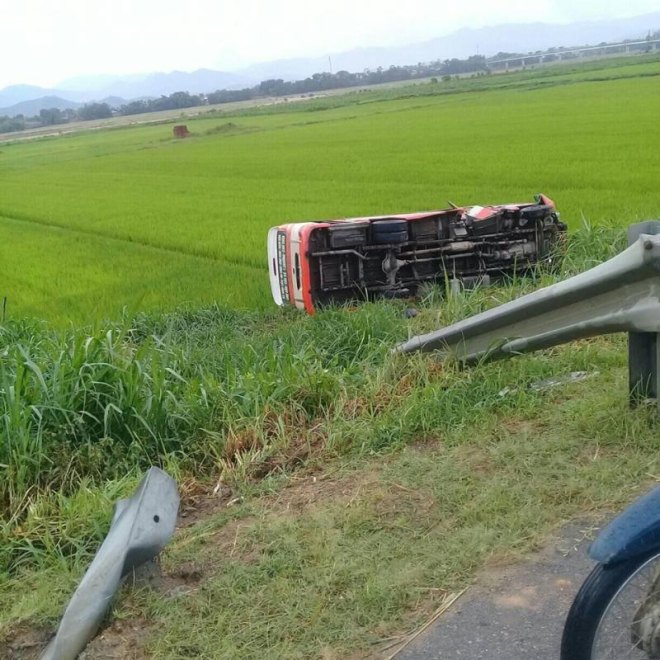 Hiện trường vụ tai nạn xe bu&yacute;t tại huyện Thanh Chương, tỉnh Nghệ An