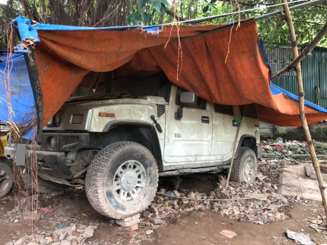 Ngoại thất chiếc Hummer H2 đ&oacute;ng bụi d&agrave;y đặc ngoại thất
