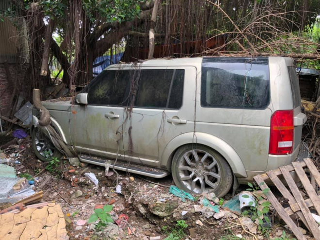 Ngoại thất chiếc Land Rover Discovery đ&oacute;ng bụi v&agrave; r&ecirc;u
