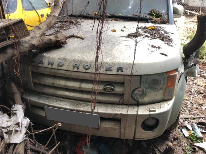 Chiếc Land Rover Discovery m&agrave;u bạc đời cũ