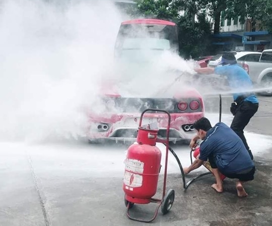 Xung quanh chiếc si&ecirc;u xe Ferrari 360 Modena c&oacute; kh&aacute; nhiều &ocirc; t&ocirc; đang đỗ