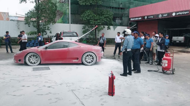 H&agrave;ng chục người tham gia chữa ch&aacute;y cho si&ecirc;u xe Ferrari 360 Modena gần c&acirc;y xăng