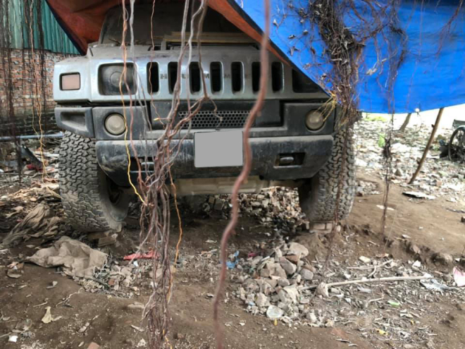 Chiếc Hummer H2 bị bỏ rơi tại một b&atilde;i xe của garage