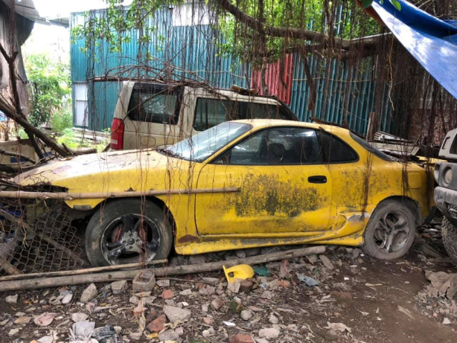 Toyota Celica m&agrave;u v&agrave;ng nằm giữa Hummer H2 v&agrave; Land Rover Discovery
