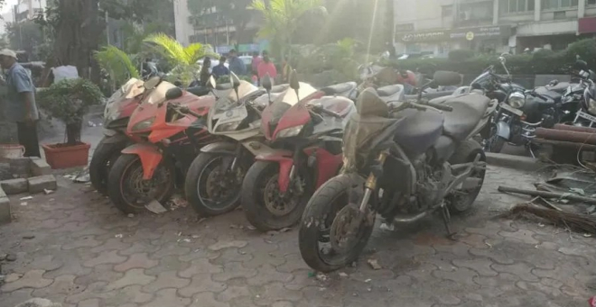 Dàn xe mô tô được giữ trước một trụ sở cảnh sát ở Ấn Độ