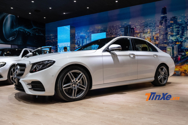 Mercedes-Benz E 350 AMG 2019 được thay thế cho phi&ecirc;n bản E 300 AMG trước đ&acirc;y