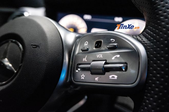 2 b&ecirc;n đều c&oacute; t&iacute;nh năng điều khiển cảm ứng giống những mẫu xe ở d&ograve;ng S-Class