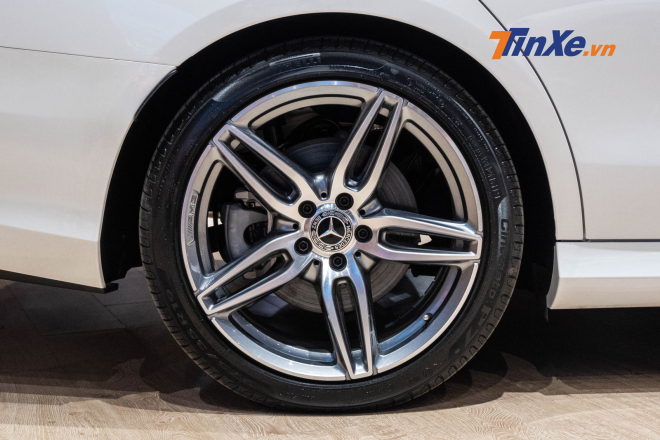 M&acirc;m hợp kim 19 inch đi k&egrave;m lốp runflat thể thao ch&iacute;nh l&agrave; điểm nhấn của g&oacute;i trang bị ngoại thất AMG