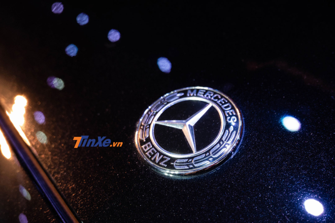 Logo Mercedes-Benz dạng ch&igrave;m tr&ecirc;n nắp ca-p&ocirc;