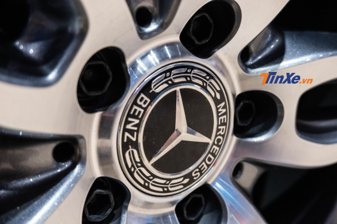 Cận cảnh logo Mercedes-Benz đầy h&uacute;t mắt tr&ecirc;n la-zăng của xe