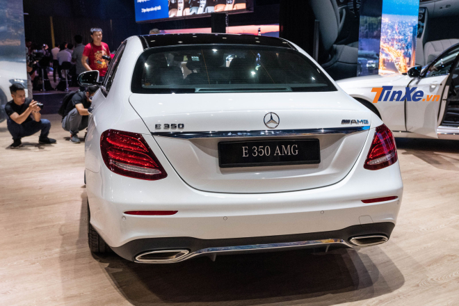 Thiết kế đu&ocirc;i sau của Mercedes-Benz E 350 AMG