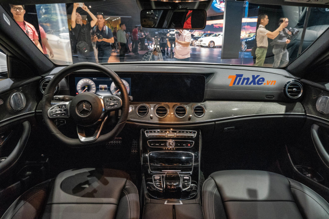 Tổng thể nội thất của Mercedes-Benz E 350 AMG 2019