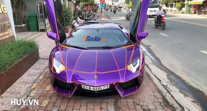Còn đây là ngoại thất Tron: Legacy của chiếc siêu xe Lamborghini Aventador LP700-4 mới thay áo ở Bình Dương Còn đây là ngoại thất Tron: Legacy của chiếc siêu xe Lamborghini Aventador LP700-4 mới thay áo ở Bình Dương