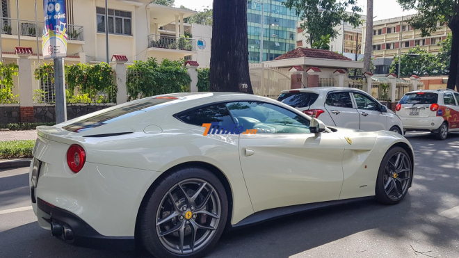 Tại Việt Nam chỉ c&oacute; đ&uacute;ng 1 chiếc Ferrari F12 Berlinetta mang m&agrave;u trắng