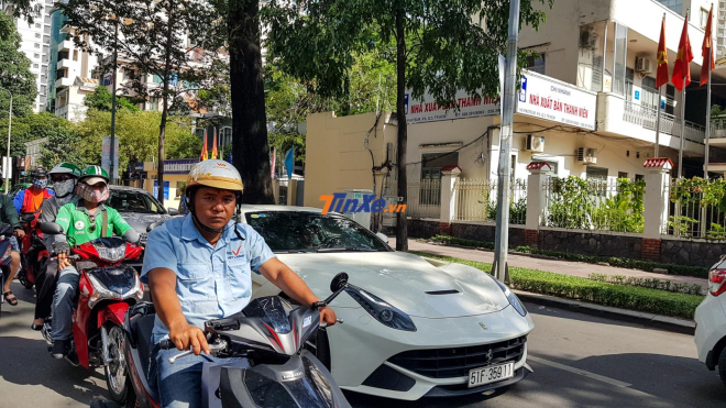 Chiếc si&ecirc;u xe Ferrari F12 Berlinetta của Phan Th&agrave;nh tr&ecirc;n đường phố S&agrave;i th&agrave;nh cuối tuần