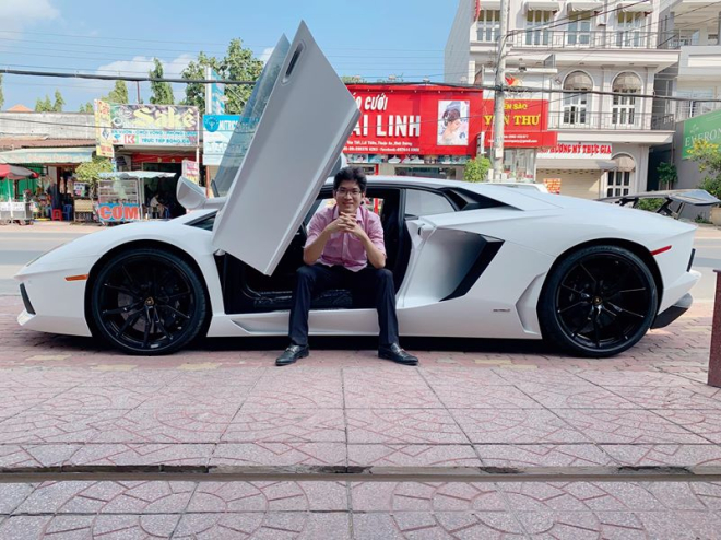 Chủ nhân chiếc Lamborghini Aventador LP700-4 màu trắng ở Bình Dương Chủ nhân chiếc Lamborghini Aventador LP700-4 màu trắng ở Bình Dương