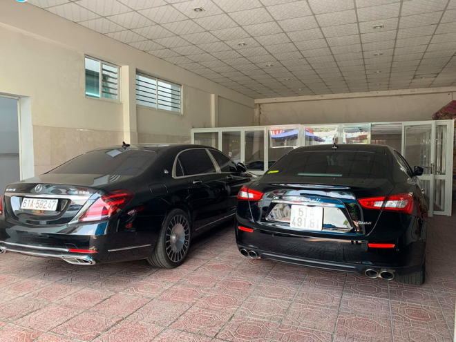 Mercedes-Maybach S560 và Maserati Ghibli, phía trên là Lamborghini Aventador LP700-4 màu trắng bị nhốt trong chuồng Mercedes-Maybach S560 và Maserati Ghibli, phía trên là Lamborghini Aventador LP700-4 màu trắng bị nhốt trong chuồng
