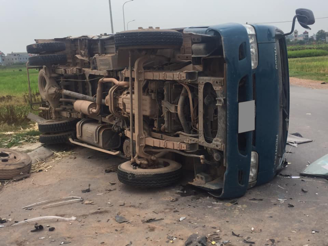 Chiếc xe tải lật nghi&ecirc;ng tr&ecirc;n đường