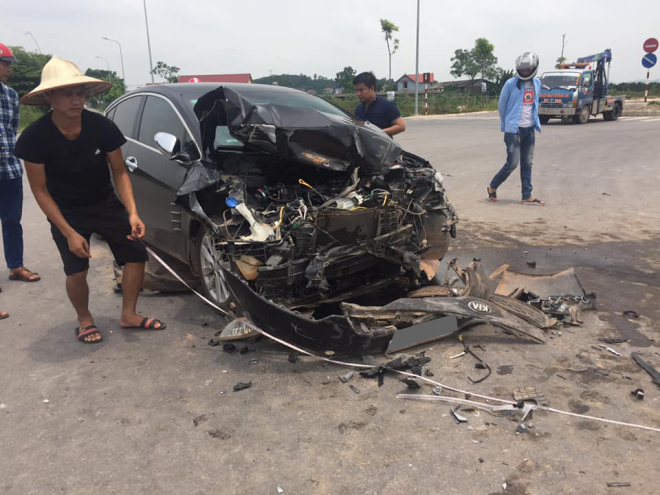 Phần đầu xe Kia K3 gần như n&aacute;t b&eacute;t