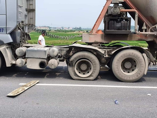 Chiếc xe bồn bị nổ lốp