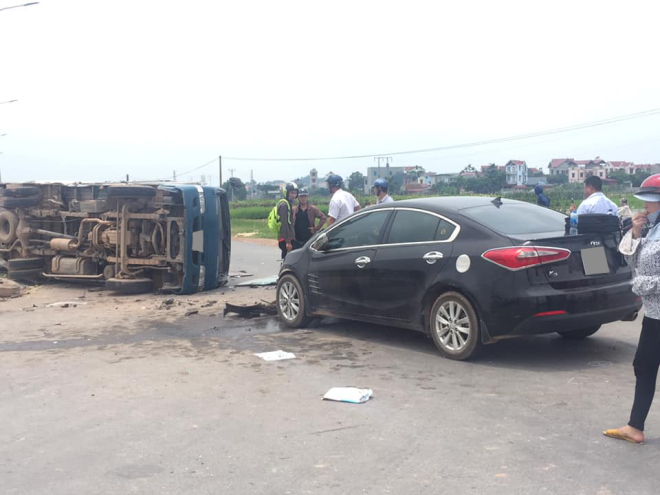 Hiện trường vụ tai nạn giữa Kia K3 với xe tải Thaco Frontier