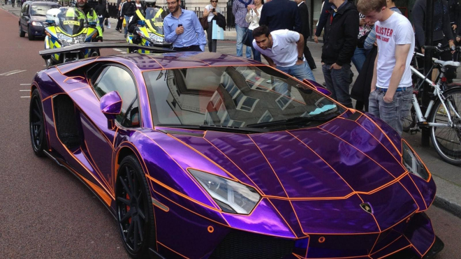 Siêu xe Lamborghini Aventador LP700-4 của Hoàng thân Qatar vào năm 2013 Siêu xe Lamborghini Aventador LP700-4 của Hoàng thân Qatar vào năm 2013