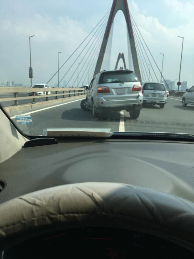Chiếc Toyota Fortuner bị g&atilde;y trục trước sau c&uacute; va chạm