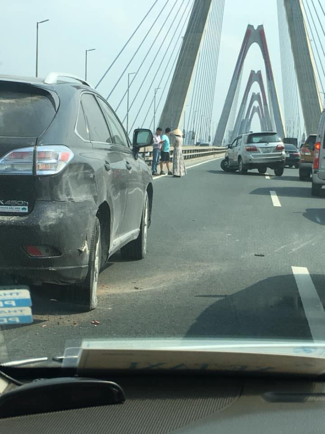 Chiếc Lexus RX450 bị biến dạng ở g&oacute;c đu&ocirc;i xe b&ecirc;n phải