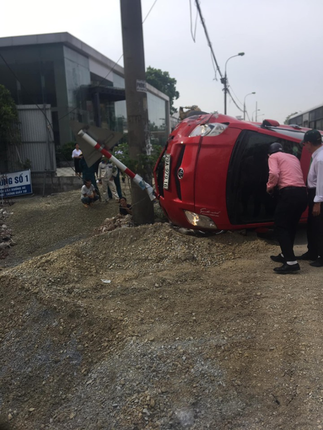 Chiếc Toyota Yaris bị hỏng đ&aacute;ng kể sau vụ tai nạn