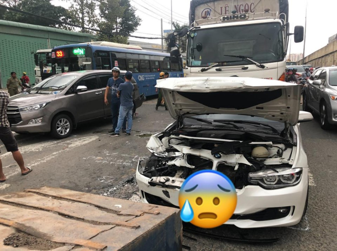 Chiếc BMW hư hỏng rất nghi&ecirc;m trọng