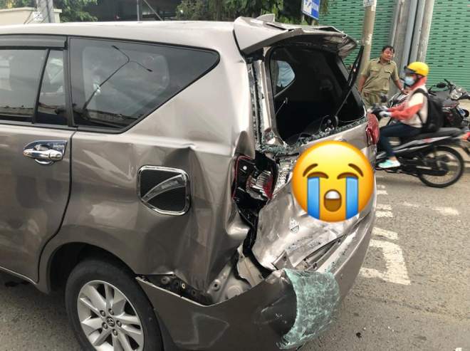 Thiệt hại của chiếc Toyota Innova trong vụ tai nạn li&ecirc;n ho&agrave;n