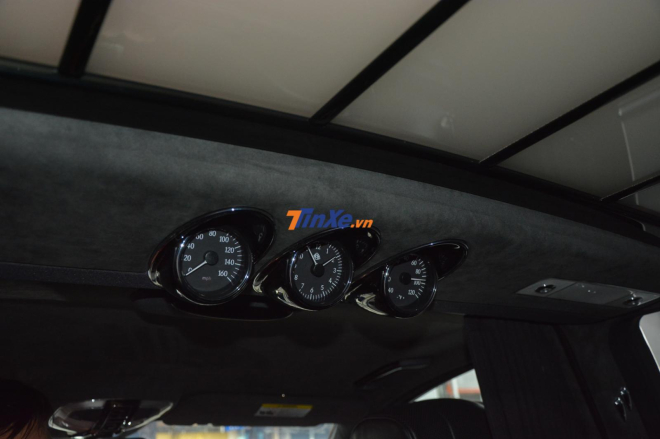 Ph&iacute;a tr&ecirc;n trần xe của h&agrave;ng ghế ph&iacute;a sau c&ograve;n c&oacute; 3 cụm đồng hồ chỉ tốc độ xe, thời gian v&agrave; nhiệt độ