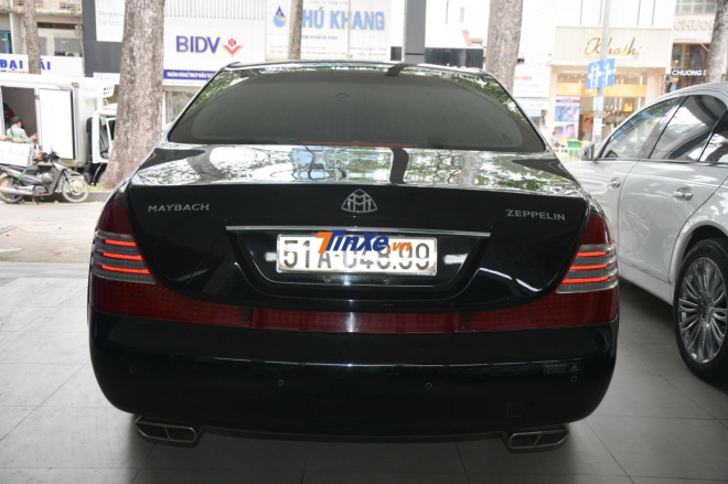 M&ocirc;ng xe c&oacute; th&ecirc;m d&ograve;ng chữ Zeppelin v&agrave; đ&egrave;n hậu m&agrave;u đỏ sẫm