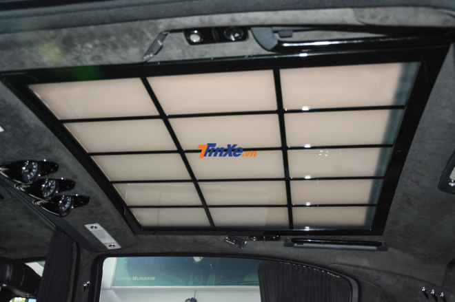 Trần xe l&agrave; loại k&iacute;nh đổi m&agrave;u từ đục sang trong nhằm gi&uacute;p chủ nh&acirc;n c&oacute; khoang l&aacute;i theo &yacute; th&iacute;ch