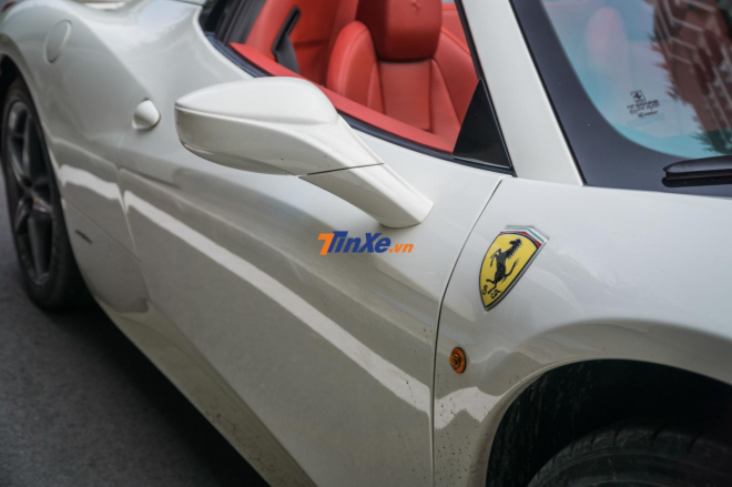 Xe mang ngoại thất m&agrave;u trắng kh&aacute;c biệt so với chiếc Ferrari 458 Spider của Chủ tịch Trung Nguy&ecirc;n mang m&agrave;u đỏ