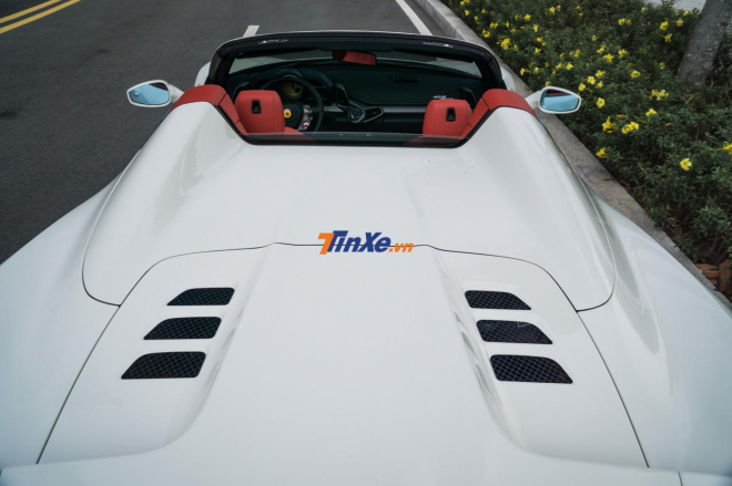 Si&ecirc;u xe Ferrari 458 Spider quả thực rất hợp với c&aacute;c c&ocirc; g&aacute;i c&aacute; t&iacute;nh đam m&ecirc; tốc độ nhưng ở Việt Nam ph&aacute;i yếu chơi si&ecirc;u xe thường bị d&egrave; bỉu