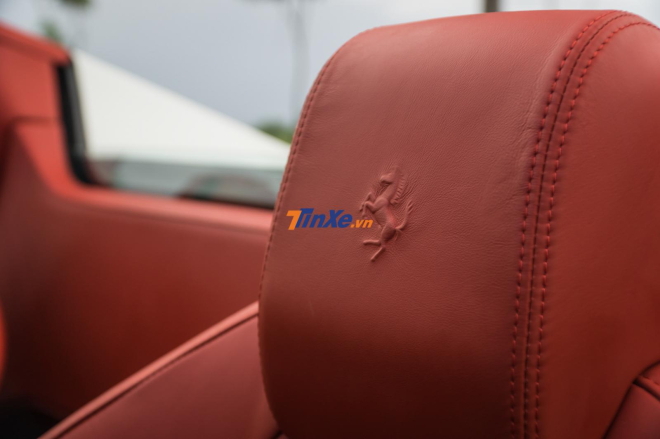 Tựa đầu ghế ngồi c&oacute; logo ngựa chồm