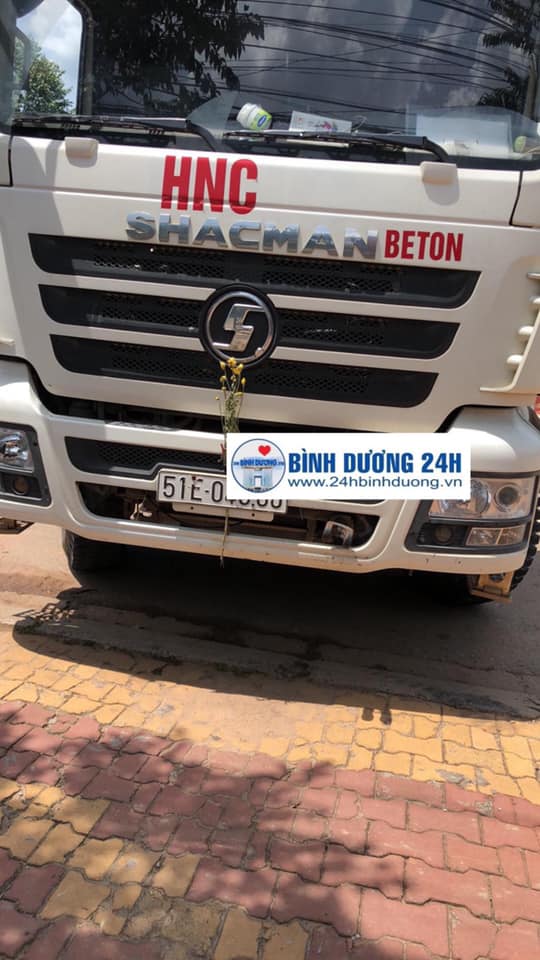Chiếc xe bồn quay đầu tại khu vực tai nạn mang BKS TP Hồ Chí Minh